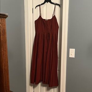 Chic Spaghetti Strap Midi Dress in Rich Burgundy